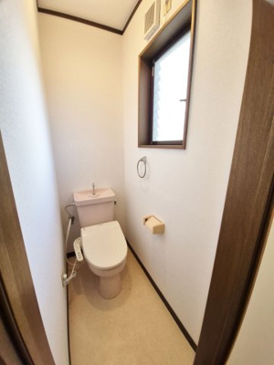 【トイレ】 | 久我森の宮町 一戸建 | 1階2階にトイレ付き、窓もあります