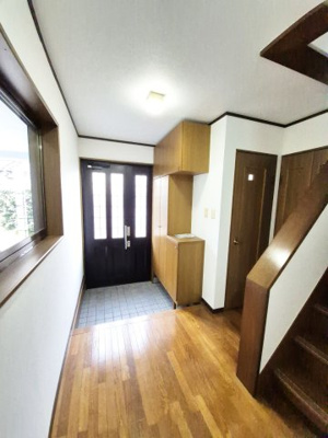 【玄関】 | 久我森の宮町 一戸建 | シューズボックス完備で靴がたくさんお持ちの方も嬉しいですね