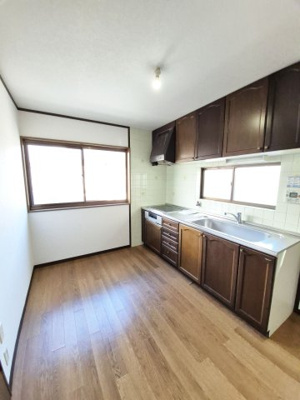 【居間・リビング】 | 久我森の宮町 一戸建 | キッチン周りには窓も多く、料理中の換気にも活用できます♪