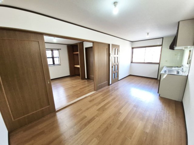 【居間・リビング】 | 久我森の宮町 一戸建 | LDKと洋室を繋げることで、約17.9帖リビングへと間取り変更可能です