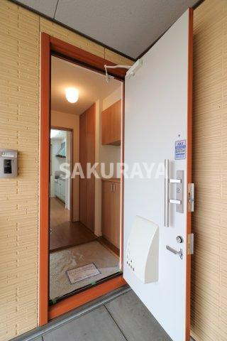 メープルリーフの玄関|現況と異なる場合がございます。