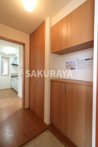 メープルリーフの玄関|現況と異なる場合がございます。