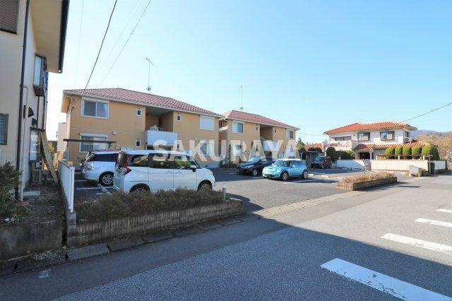 メープルリーフの駐車場