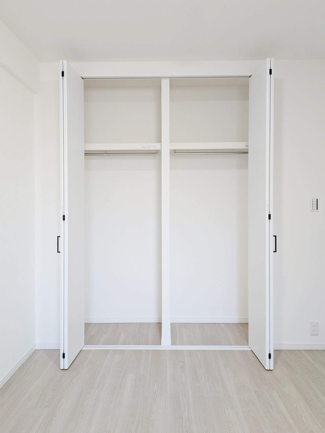 パニエ六甲の収納|衣類や荷物をまとめて収納できるため、居室に物が出にくく、常に整った空間を保てます。
ハンガーパイプで「掛ける収納」ができるため、シワになりにくく、出し入れもスムーズです。