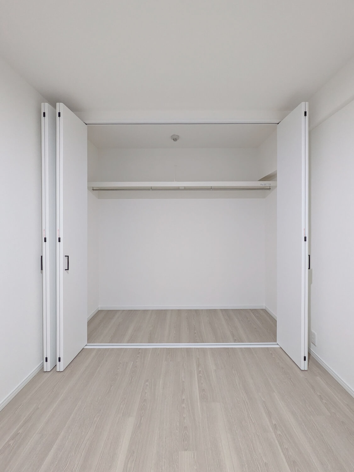 パニエ六甲の収納|衣類や荷物をまとめて収納できるため、居室に物が出にくく、常に整った空間を保てます。
ハンガーパイプで「掛ける収納」ができるため、シワになりにくく、出し入れもスムーズです。