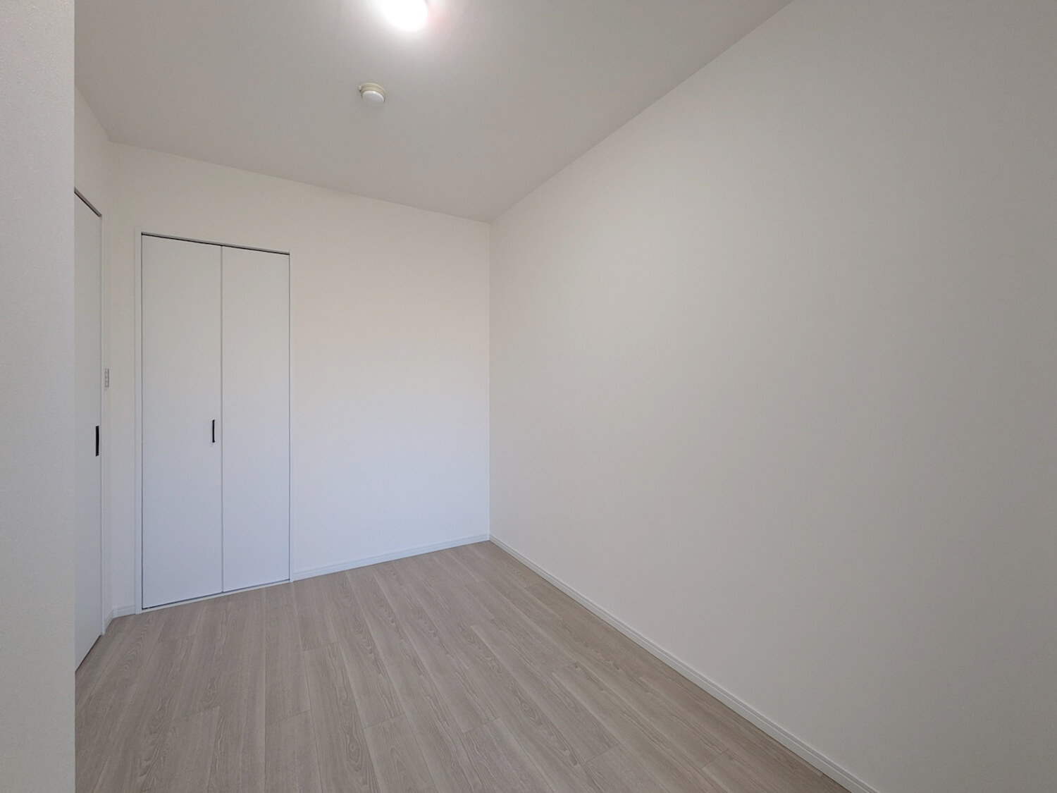 パニエ六甲の洋室|畳にくらべてホコリがたまりにくく、掃除機やロボット掃除機にも対応しやすいです。