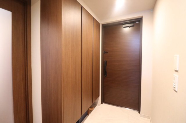 【玄関】 | 【玄関】落ち着きのある色合いでリラックスできるよう配慮された玄関です！