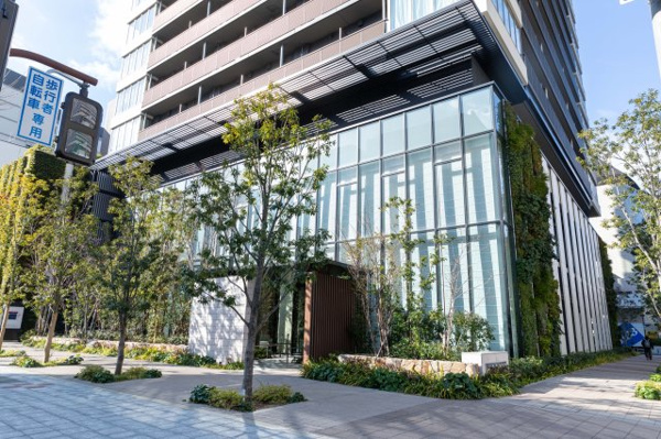  | 【エントランス外観】敷地内に配植した多彩な木々に溶け込み、周辺や街並みとの調和を目指した佇まい。