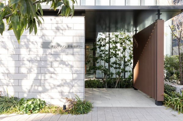  | 【エントランス外観】緑に囲まれた、穏やかなエントランスアプローチです！四季の移ろいを実感できます！