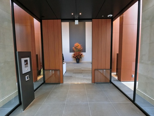 【エントランス】 | 【風除室】安心安全のオートロックです！強固なセキュリティもタワーマンションの魅力の1つ☆