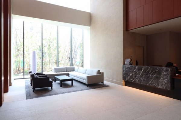 【ロビー】 | 【オーナーズラウンジ】エントランスホールと連続するラウンジスペース！二層吹き抜けで開放的です！