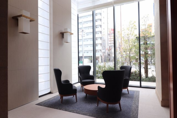 【ロビー】 | 【ホワイエ】オーナーズラウンジの隣には、椅子にゆったりと腰かけて歓談できる、ホワイエがございます！