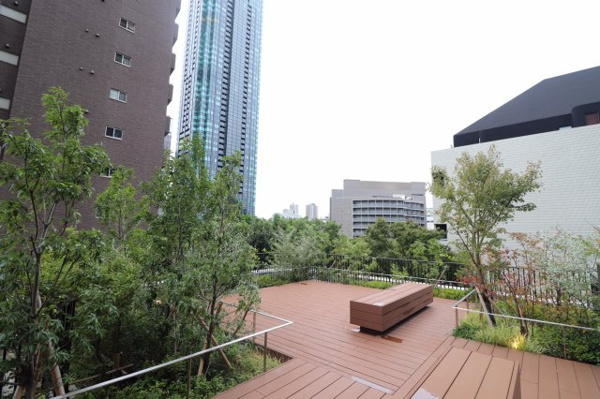 【中庭】 | 【デッキ】4階にございます。爽やかなウッドデッキです！ちょっとした休憩に◎