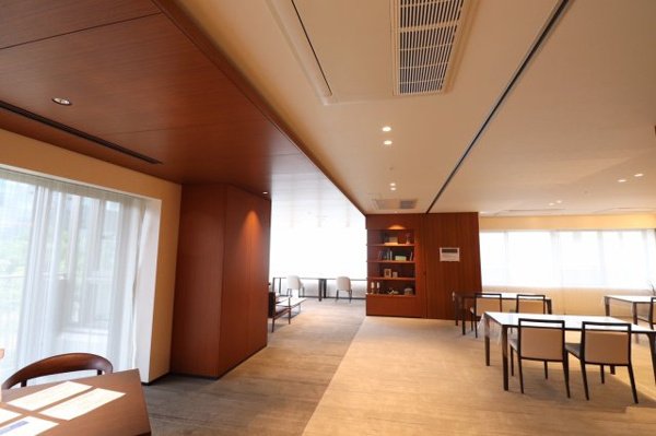 【ロビー】 | 【コミュニティサロン】普段は、気軽な語らいや、新聞・雑誌を開いて過ごせる場として開放されています。