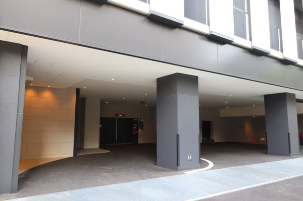 【駐車場】 | 【車寄せ・敷地内駐車場】上品な車寄せがございます！計121台駐車可能！歩車分離されており、安全です◎