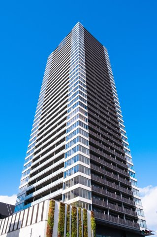 【外観】 | 【外観】上層部は、シャープで美しい水平ラインが幾層にも重なって溶け込むような外観。