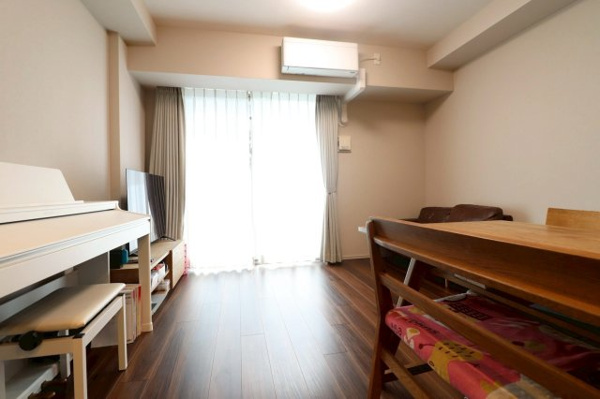 【居間・リビング】 | 【リビングダイニング】約14.5帖！床暖房完備で冬でも足元あたたかいです◎