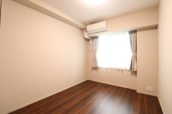 【洋室】 | 【洋室①】約6.3帖の洋室！窓があり陽当たり・通風良好◎