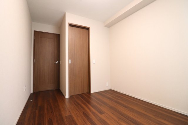 【洋室】 | 【洋室①】約6.3帖の洋室！WICもありお部屋を広くお使いいただけます◎