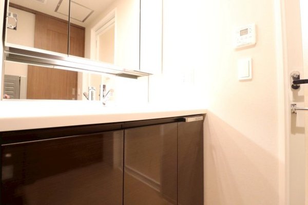 【独立洗面台】 | 【独立洗面台】三面鏡裏収納でばらつきやすい小物類も収納できるので、見た目もすっきり◎