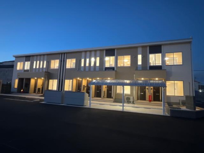 【外観】 | アザレア | 外観写真（夜）