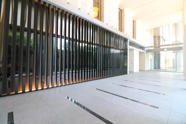 【エントランス】 | 【エントランスホール】広々とした「グランコリドー」。“回廊”をイメージしてデザインされた空間です。