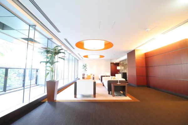 【ロビー】 | 【ロビー・アクア】エントランスホールの階段を上がると、ガラス張りで開放的なリバーサイドのラウンジへ。