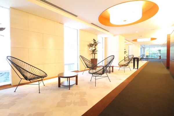 【ロビー】 | 【ロビー・ノーブル】ロビー・アクアと連続する、上品なインテリアを配した優雅なラウンジスペース。