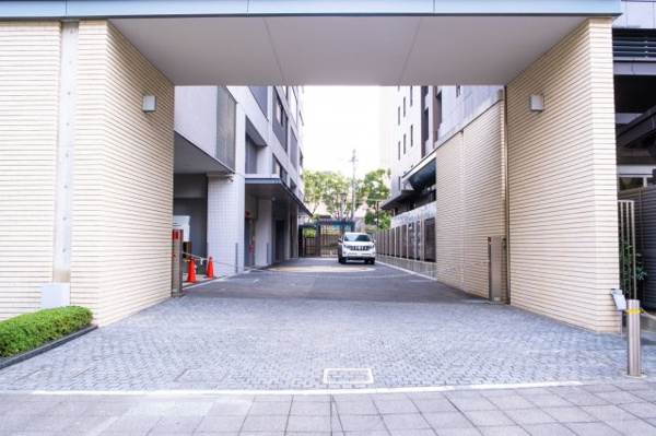 【駐車場】 | 【敷地内駐車場】きちんと整備されたきれいな駐車場です！十分な広さがあり、車の出し入れもスムーズ！