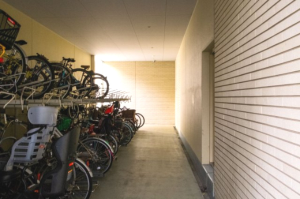 【駐輪場】 | 【駐輪場】全部で500台を駐輪できます。二段ラック式です。自転車が風雨にさらされることもありません！