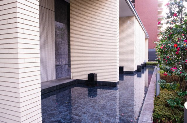 【周辺】 | 【周辺】マスターズエントランス入口横には、堂島川をイメージした水面煌めく水盤「アクアコート」！