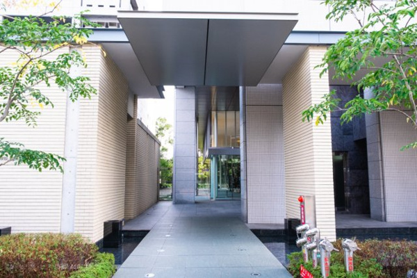  | 【エントランス外観】両サイドには水盤が煌めき、緑豊かな植栽に囲まれたメインエントランス入口！