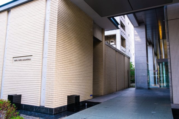  | 【エントランス外観】都会らしい洗練されたデザインのマンション玄関口です！