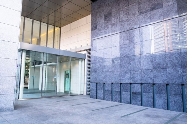  | 【エントランス外観】ゆとりある広さの、伸びやかなエントランスです。