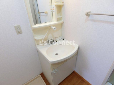 【洗面所】 | プリムローズＡ | 朝の支度もスムーズな独立洗面台。