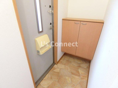 【玄関】 | プリムローズＡ | 下駄箱付きで靴も収納できます。