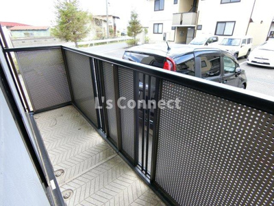 【バルコニー】 | プリムローズＡ | 晴れた日には洗濯物もたくさん干せます。