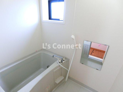 【浴室】 | プリムローズＡ | 追焚き機能付きのお風呂。お風呂にも窓があります。