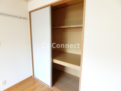 【収納】 | プリムローズＡ | 南側洋室には１間の収納付き。