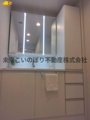 【独立洗面台】 | パークシティ白岡ウエストガーデン | 鏡の裏は収納になっています。
スッキリ収納ができます！