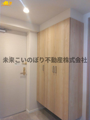 【玄関】 | パークシティ白岡ウエストガーデン | 内側から見た玄関はとても開放感があり、気持ちよくお出かけができます。
収納もしっかりあるので家族の靴をきちんと片づけておけます。