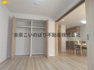 【その他】 | パークシティ白岡ウエストガーデン | 開口部からたっぷりの自然光が注ぎこむ洋室！日中は照明を点ける必要がなく、冬場は暖かいので電気代の節約にもなります♪