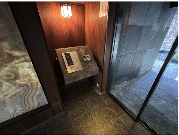 【エントランス】 | ★仲介手数料無料★GALLERIA CORTE ROKUBANCHO（南東・北東・北西の三方角住戸）