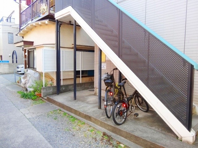 キャップス早稲田のエントランス|駐輪スペース