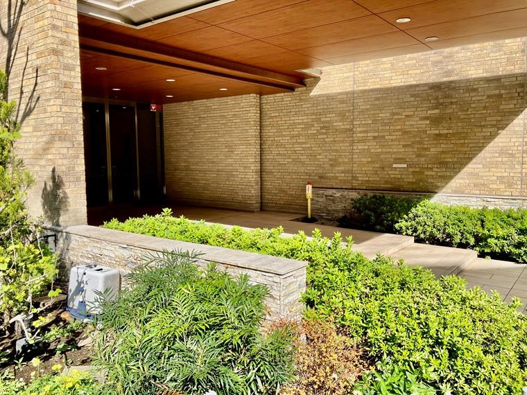 プラウド藤沢イーストのエントランス