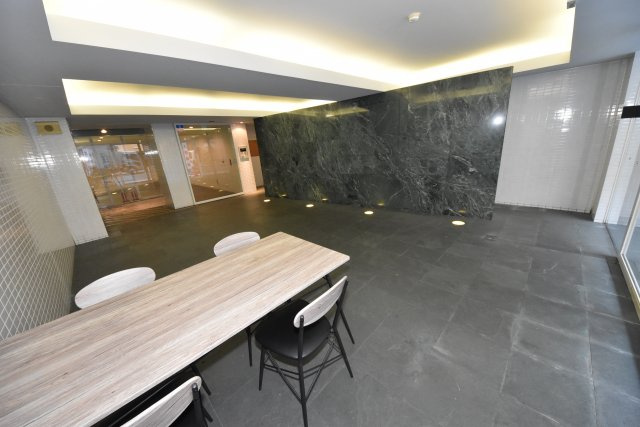 プレジール靭公園のエントランス