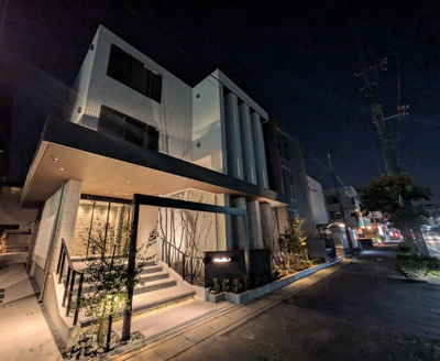 ◆新築◆2026年2月完成◇夜間ライトアップ時◇暖かな光で出迎えてくれます◇