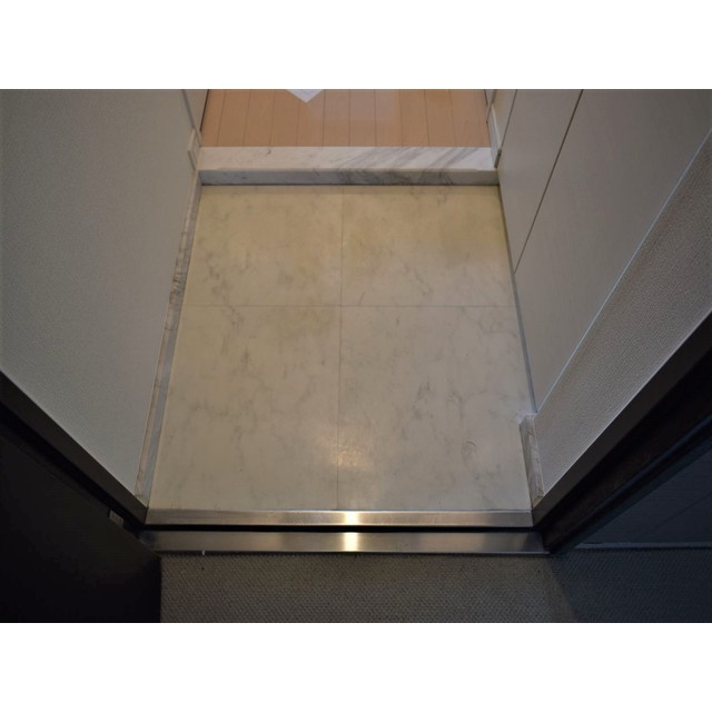 ルクレ森下レジデンスの玄関