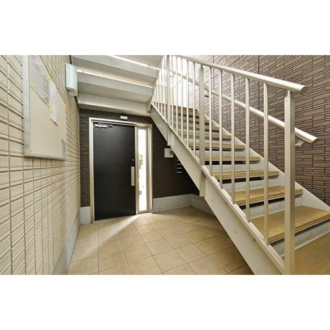 ソンリーサのエントランス|お問い合わせは美濃善不動産駅前店へ！