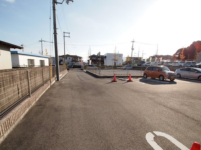 フォーシーズン栄の駐車場